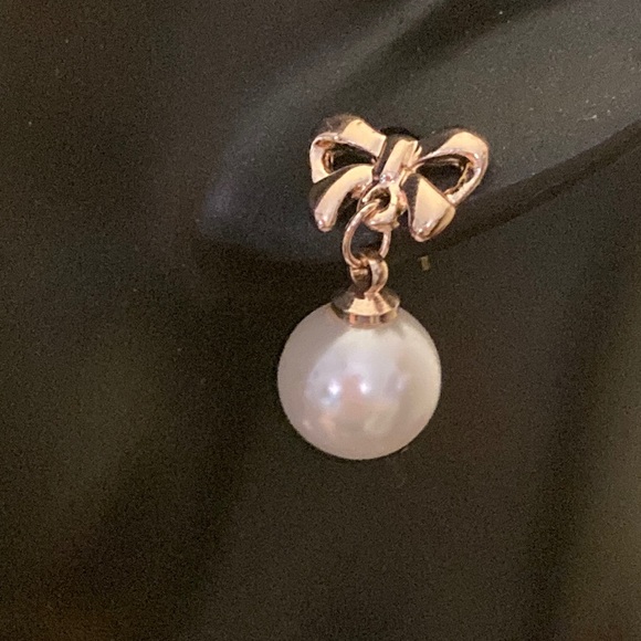 NWOT - Goldtone Sliding Bow Charm Pearl Necklace and Earrings Set - Picture 2 of 11